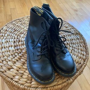 Black Classic Dr Martens